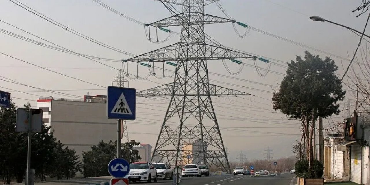 Tahran'da Tüketim Kotasını Aşan 500'den Fazla Kamu Kurumunun Elektriği Kesildi