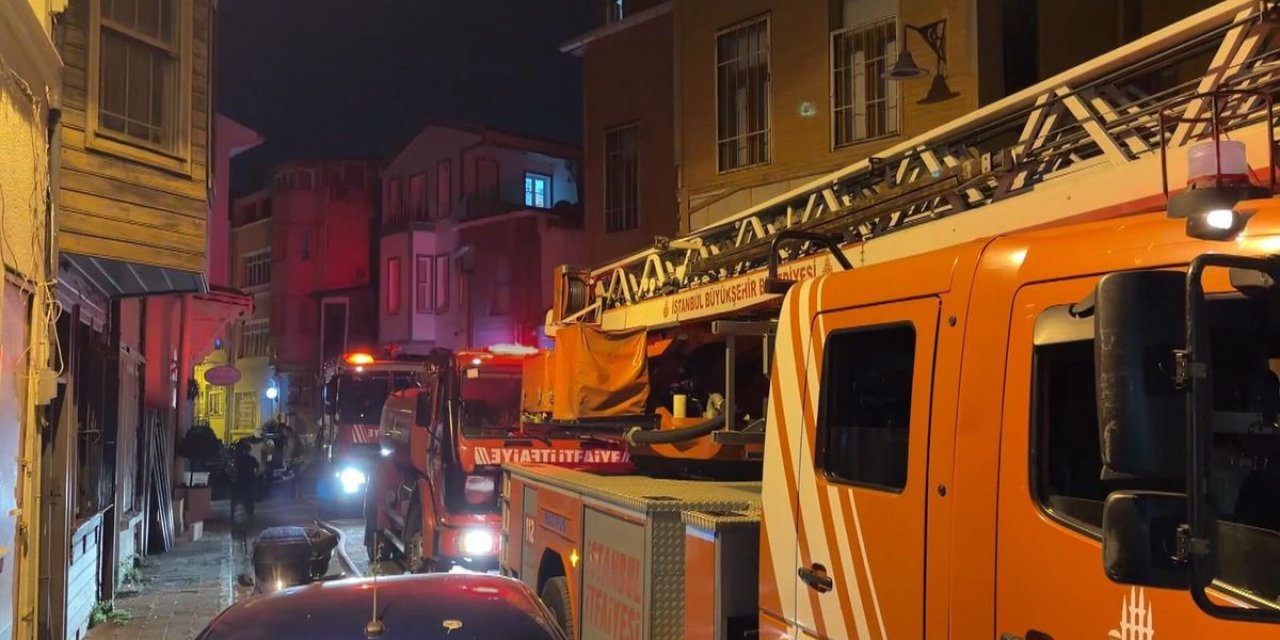 Fatih'te 4 Katlı Bina Yangını