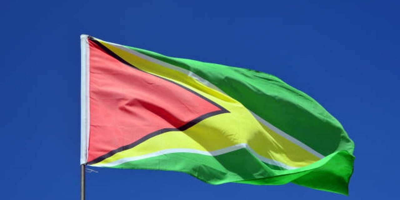 Guyana'da Feribot Alabora Oldu