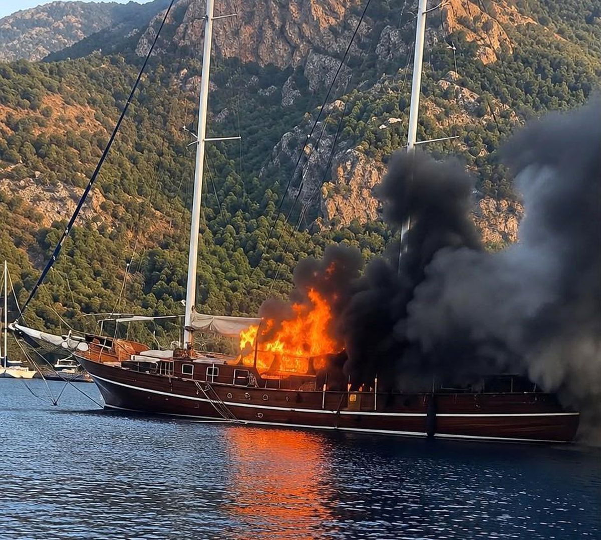 Göcek'te Tekne Yangını: Prenses Alize Küle Döndü