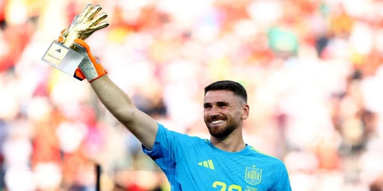 Unai Simon 'Altın Eldiven' Ödülünü Aldı: Akıllara Emiliano Martinez'in Tepki Çeken Hareketi Geldi