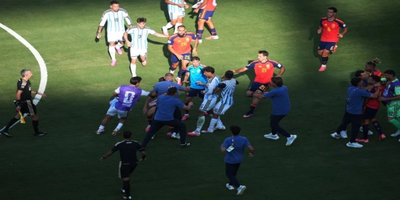 Arjantinli Futbolcular Yenilgiyi Hazmedemedi: İspanyol Oyunculara Saldırdı!
