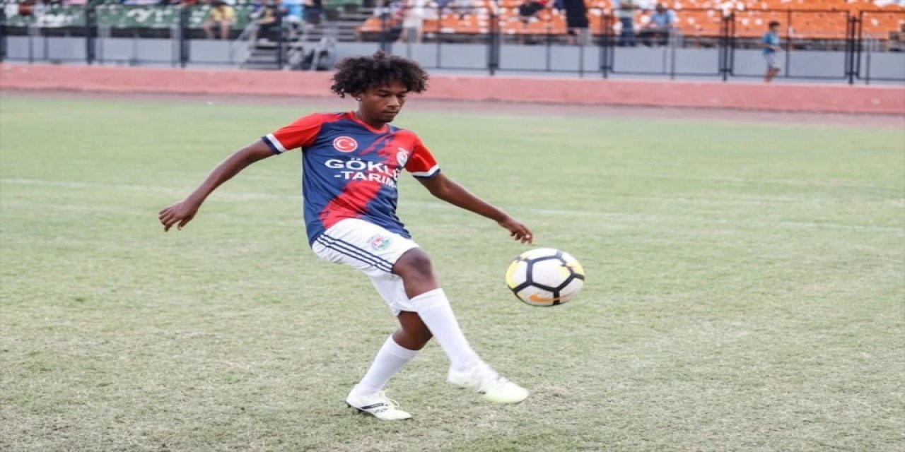 Mersin'de Sudanlı Annenin Yörük Oğlu Ahmet: "Futbol Kariyerimde İlerlemek İstiyorum"