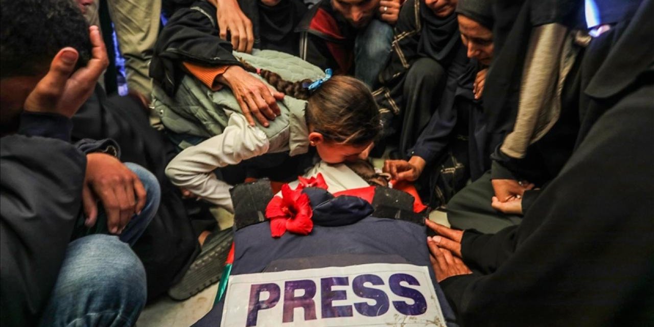 Katil İsrail'in Yılın İlk Yarısında Gazetecileri Hedef Alan 467 İhlalinde 8 Filistinli Gazeteci Hayatını Kaybetti