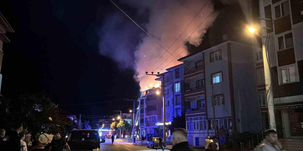 Bolu'da Apartman Yangını: Çatı Kullanılamaz Hale Geldi