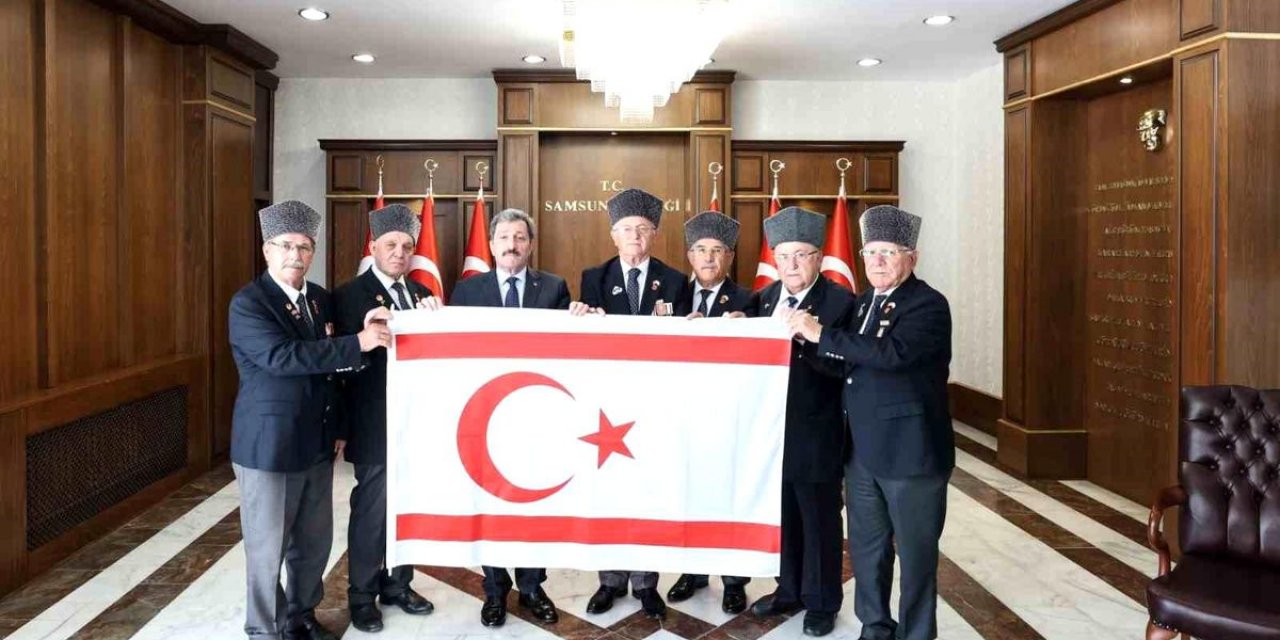 Kıbrıs Barış Harekatı'nın 52. Yılında Samsun Valisi'ne KKTC Bayrağı Takdim Edildi