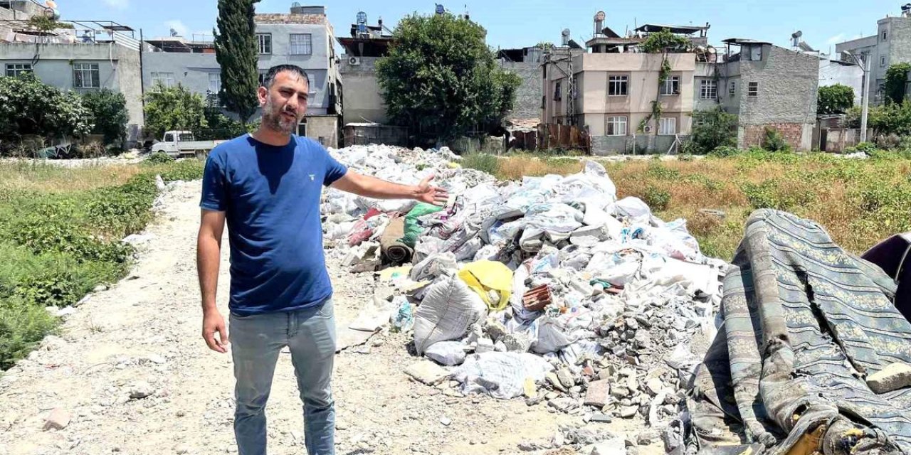 Mahalle Arasındaki Arsa Çöplüğe Döndü, Vatandaşlar Tepki Gösterdi
