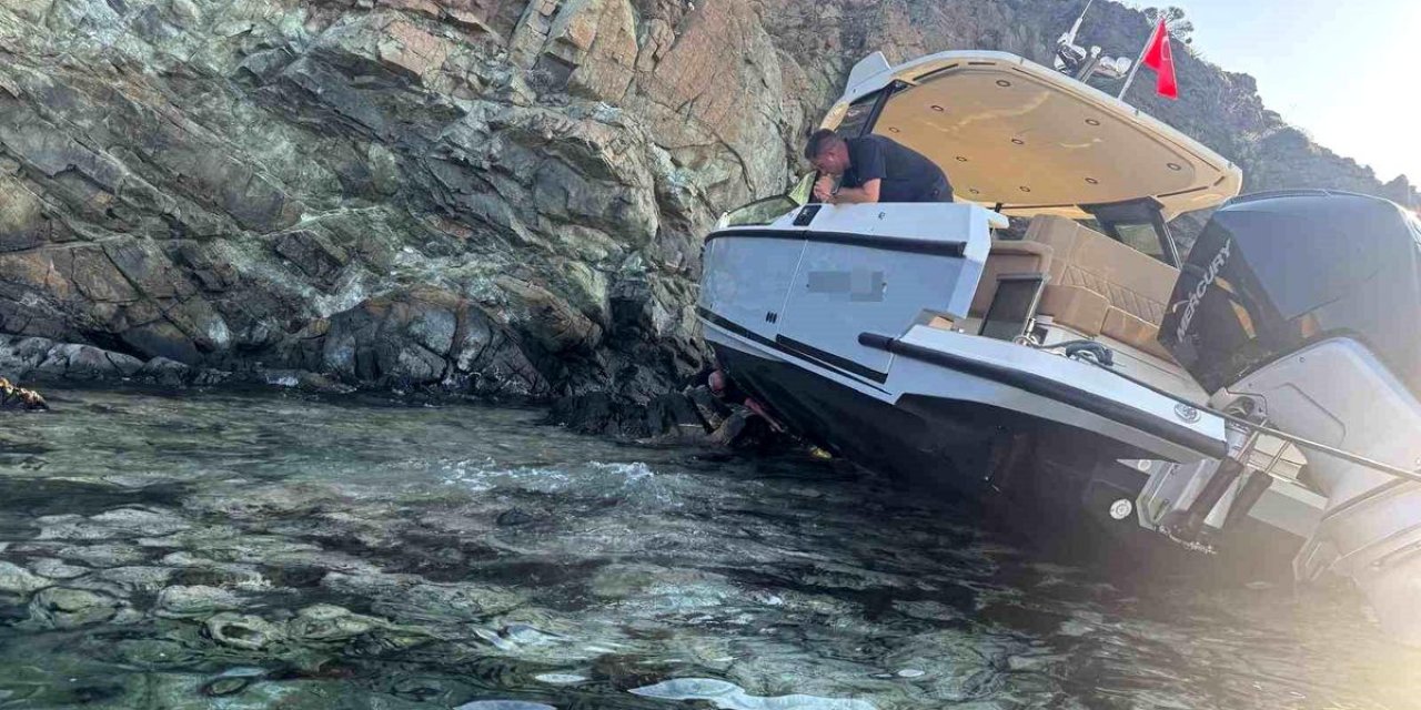Marmaris'te Fiber Tekne Kayalıklara Çarptı