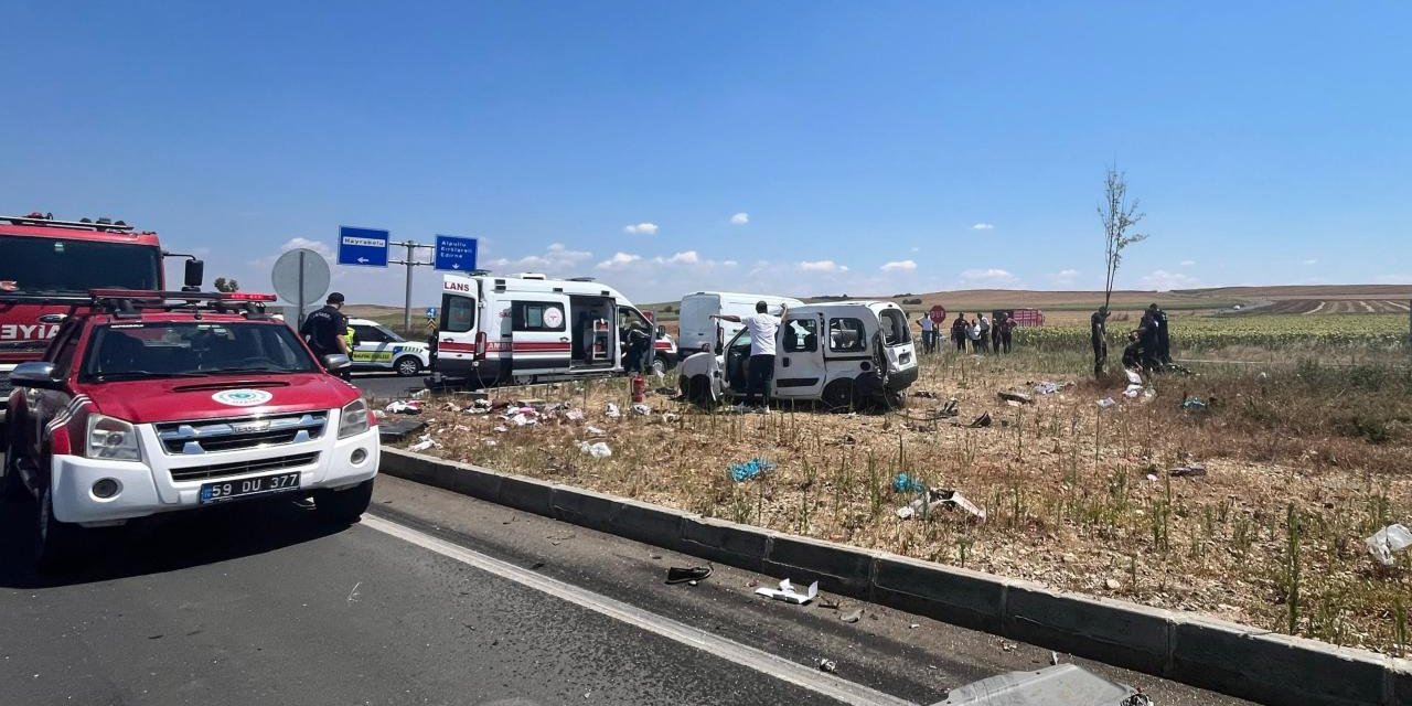 Tekirdağ'da Kamyon İle Hafif Ticari Araç Çarpıştı: 2 Ölü, 3 Yaralı