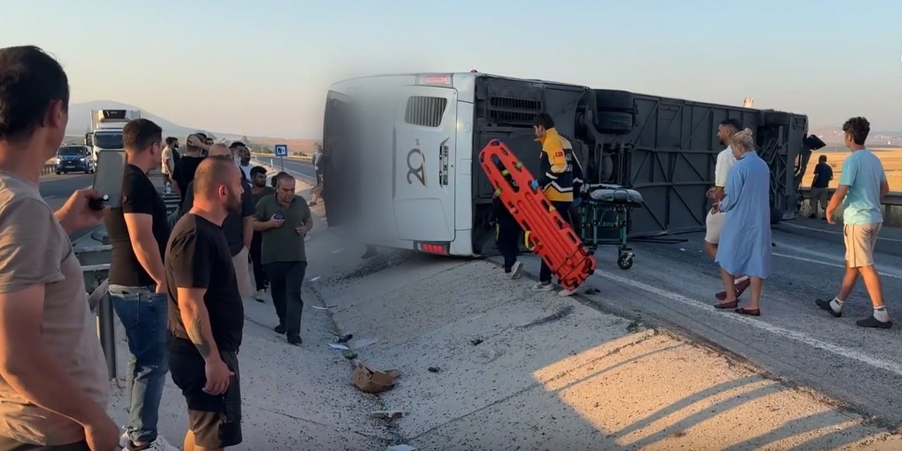 Kütahya'da Yolcu Otobüsü Bariyere Çarparak Devrildi! 31 Kişi Yaralandı