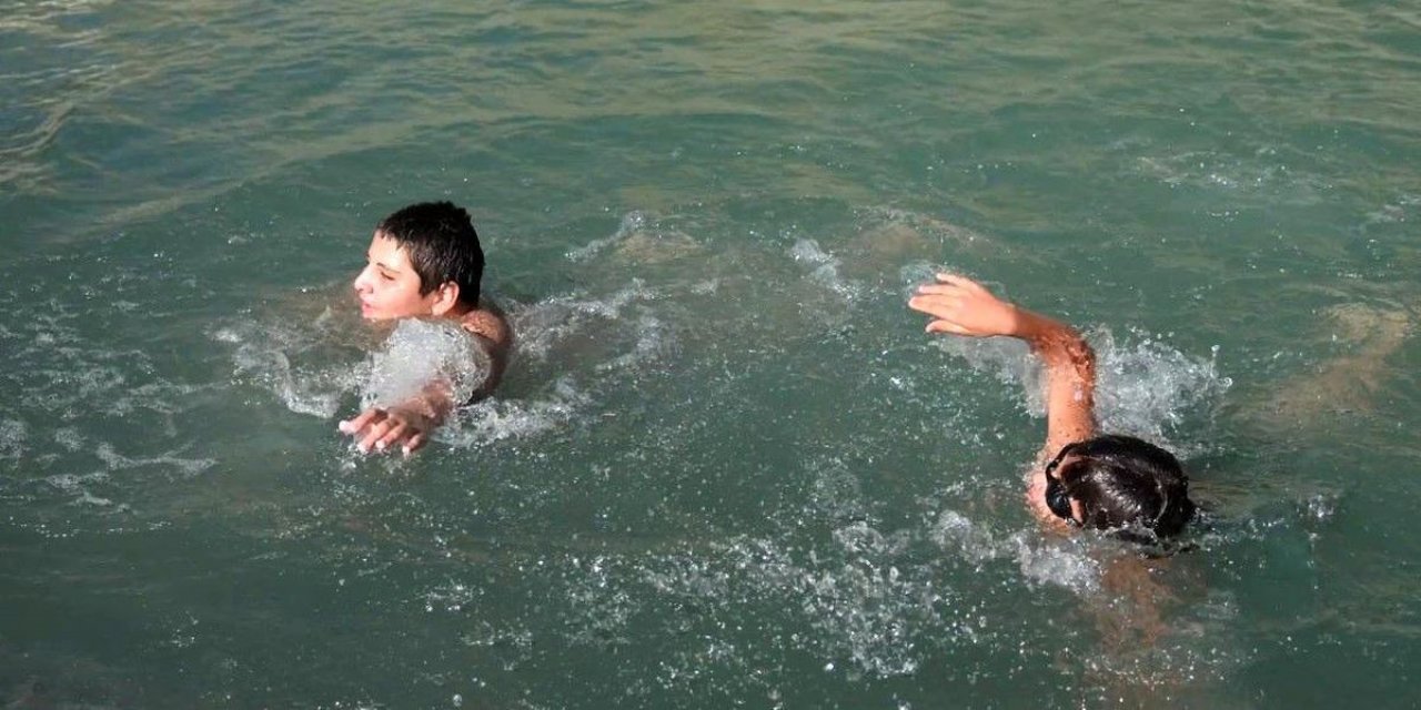 Çocuklar Sıcak Havalarda Doğal Havuzda Serinliyor