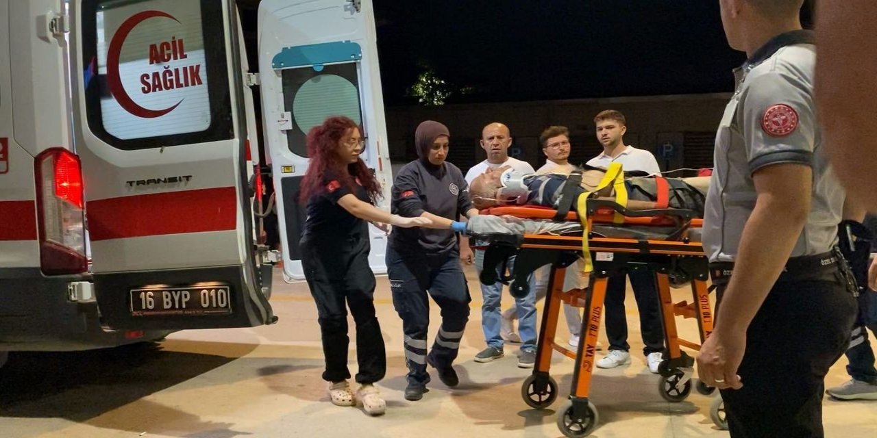 Traktör Devrildi, Sürücü Ağır Yaralandı