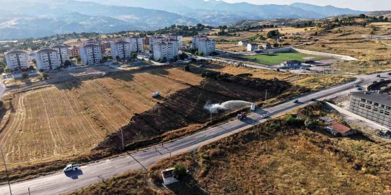Emet'te Arazi Yangını Korkuttu: Bir İtfaiye Eri Dumandan Etkilendi