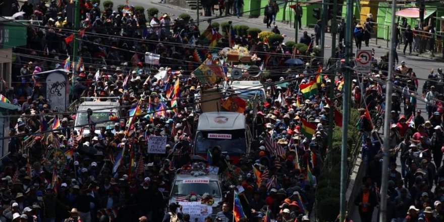Bolivya'da cenazeleriyle yürümek isteyen darbe karşıtlarına polis müdahalesi