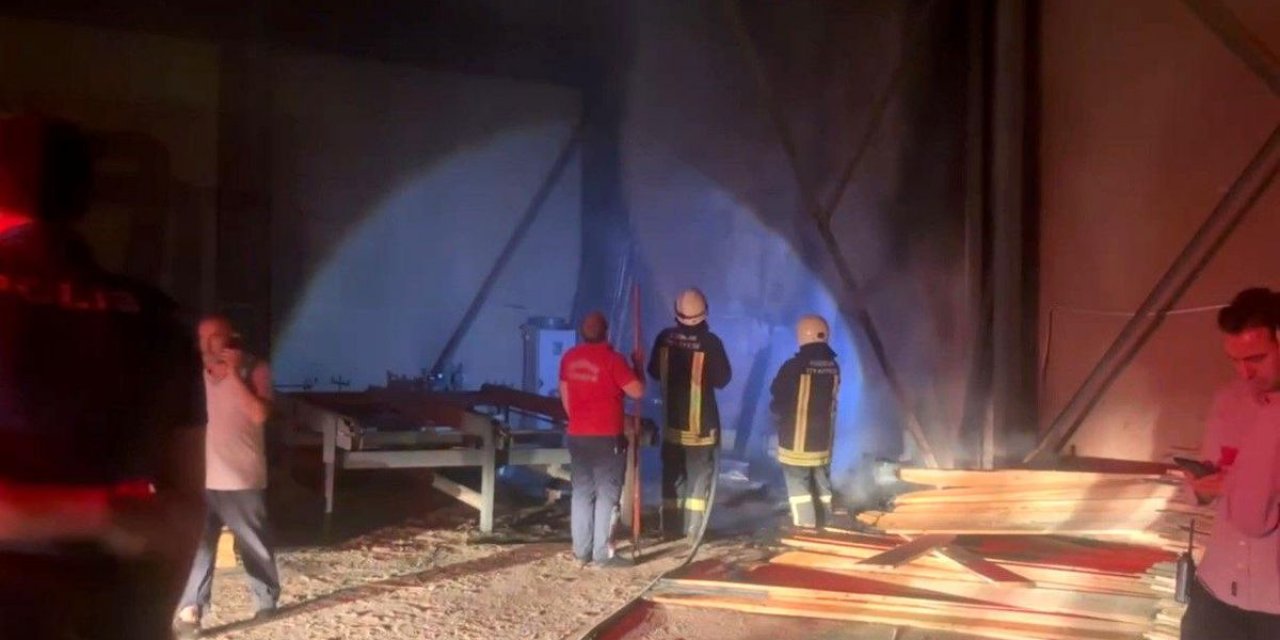 Erzincan'da Kereste Dükkânında Yangın