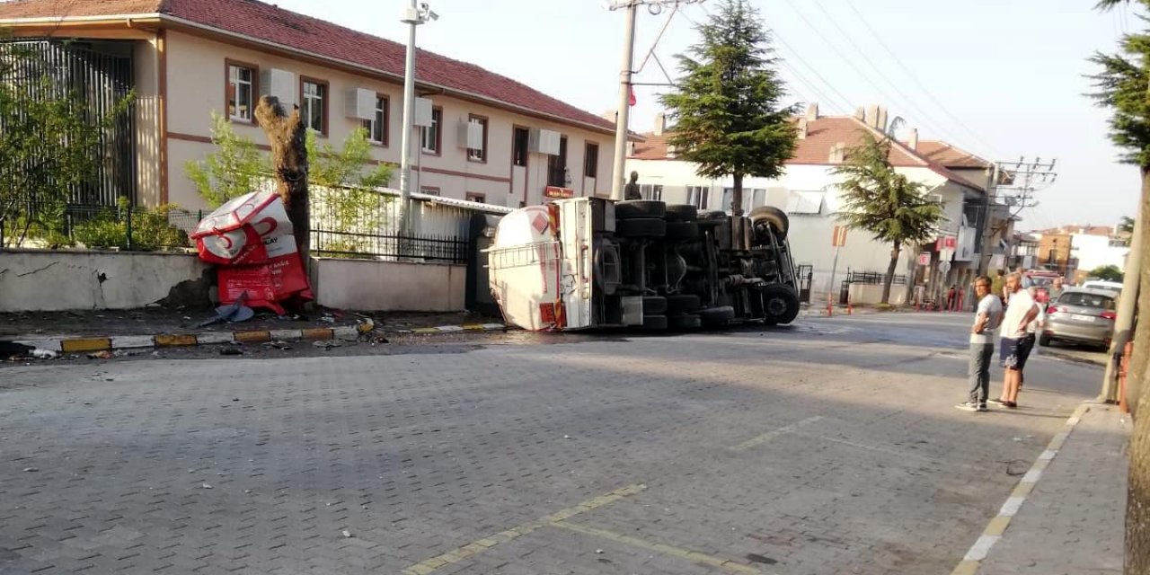 Balya'da Akaryakıt Dolu Tanker Devrildi