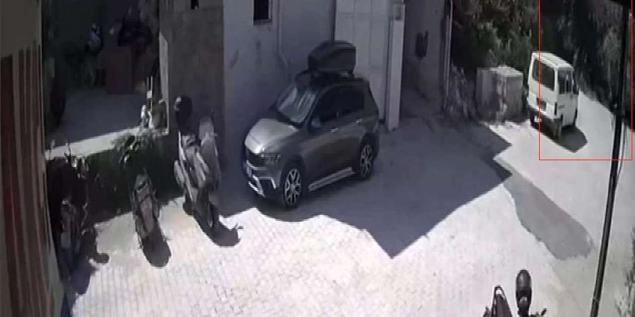 Evin Avlusundaki Ağaç Kamyonetin Üzerine Devrildi