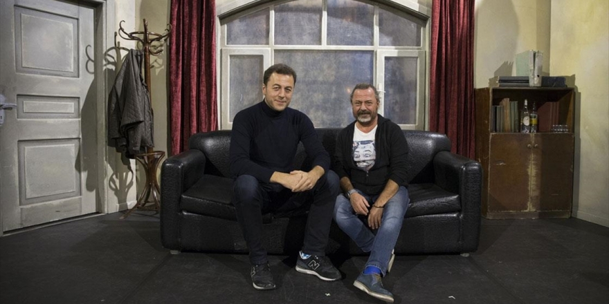 'Profesyonel' Oyunu İle 'Dördüncü Duvarı' Yıktılar