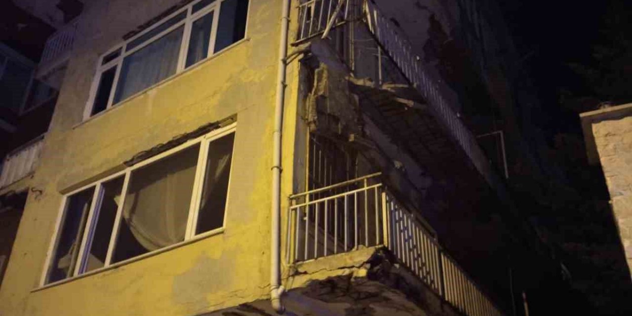 Üsküdar’da Dört Katlı Binanın Balkonu Çöktü