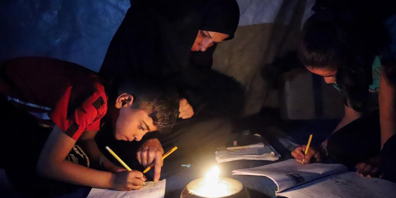 Soykırımcı İsrail'in İşgalinin Sürdüğü Gazze'de Filistinliler, 3 Yıldır "Karanlıkta" Hayatta Kalma Mücadelesi Veriyor
