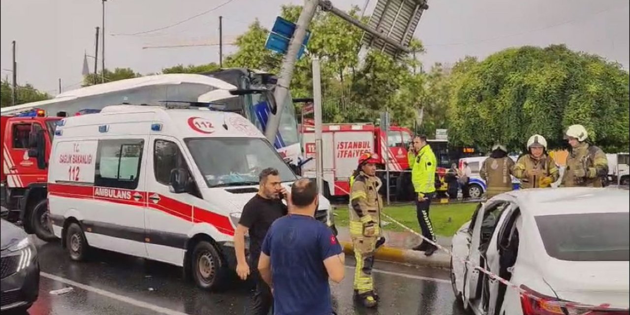 İstanbul'da Yolcu Otobüsü Otomobile Çarptı! 2'si Ağır 30 Yaralı