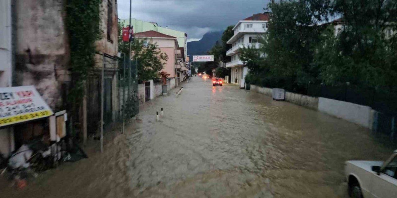 Kastamonu’yu Sel Vurdu: İş Yerleri, Evler Ve Araçlar Su Altında Kaldı