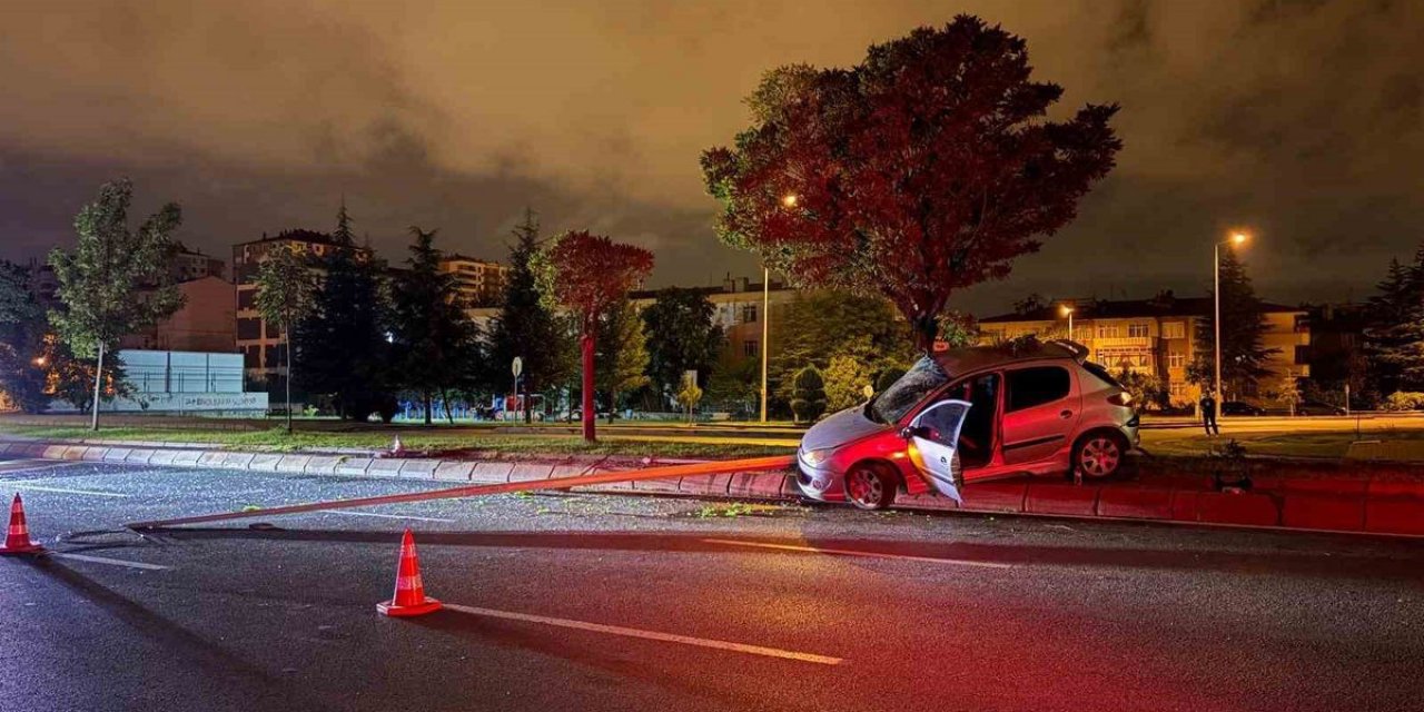Direksiyon Hakimiyetini Kaybeden Alkollü Sürücü Aydınlatma Direğini Devirdi