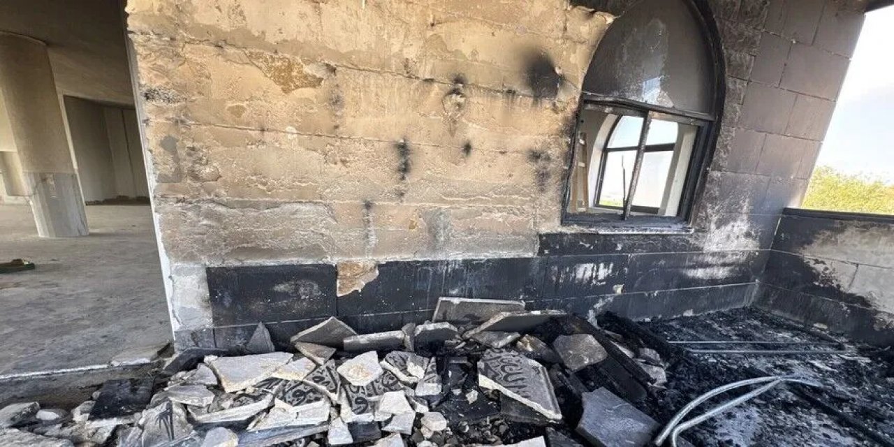 Filistin Topraklarını Gasbeden İsrailliler Batı Şeria'da Bir Caminin Bazı Bölümlerini Ateşe Verdi