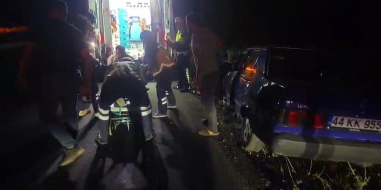 Akçadağ'da Lastik Patladı, Otomobil Refüje Çarptı