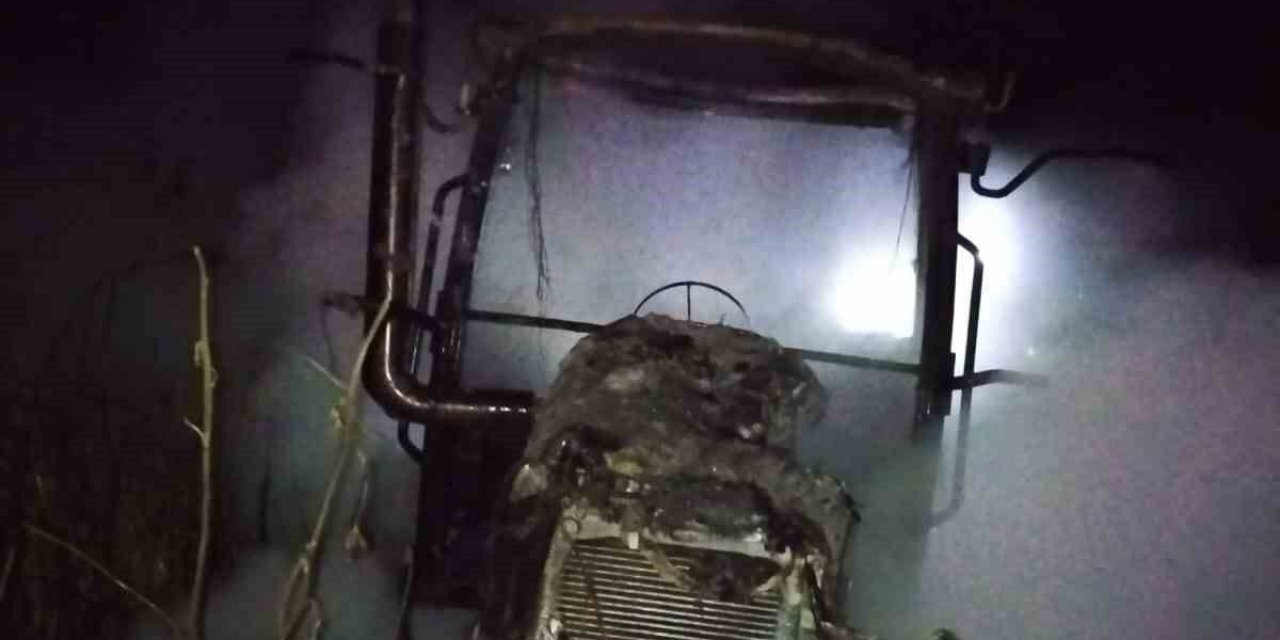 Gönen’de Tarlada Yanan Traktör Kullanılamaz Hale Geldi