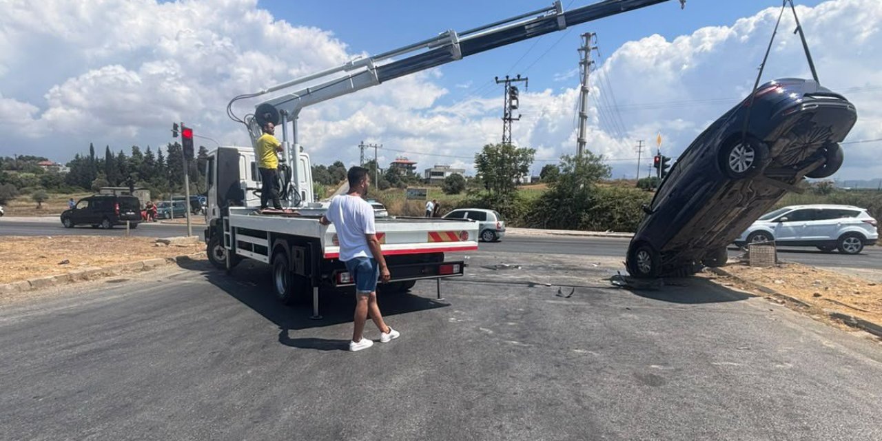 Manavgat'ta Tır-Otomobil Kazası: 3 Yaralı