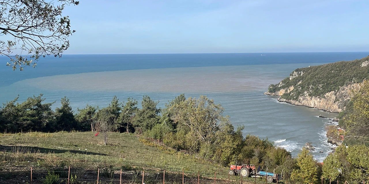 Bartın'da Irmağın Taşıdığı Çamurlu Suyla Denizin Rengi Değişti