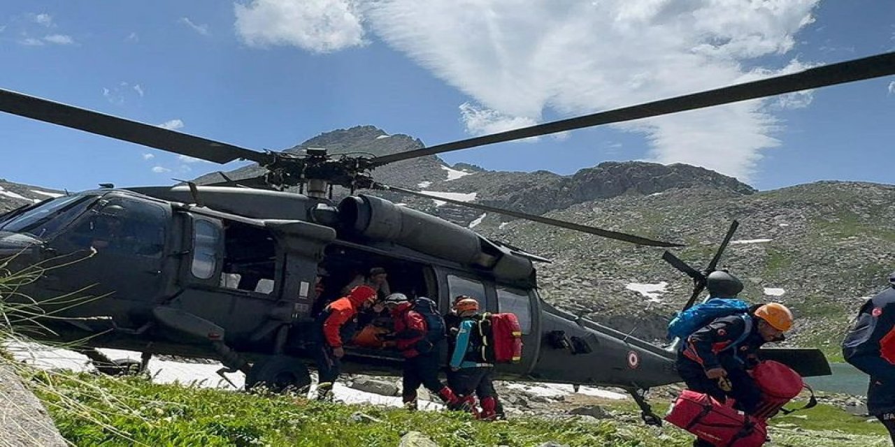 3 Bin 711 Metrede Verçenik Dağı'nda Yaralı Dağcıyı Kurtarma Operasyonu