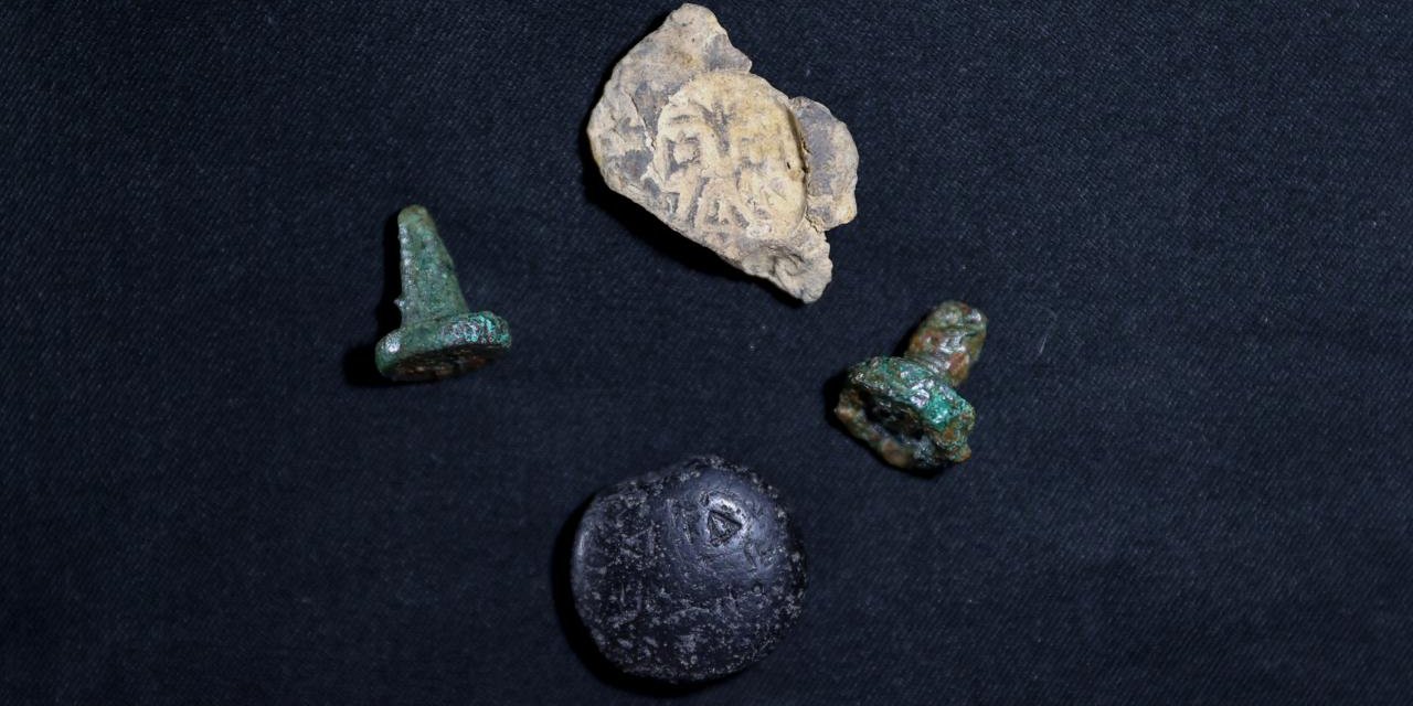 Türkmen Karahöyük Kazısında Altın Muska İle Mühür Bulundu