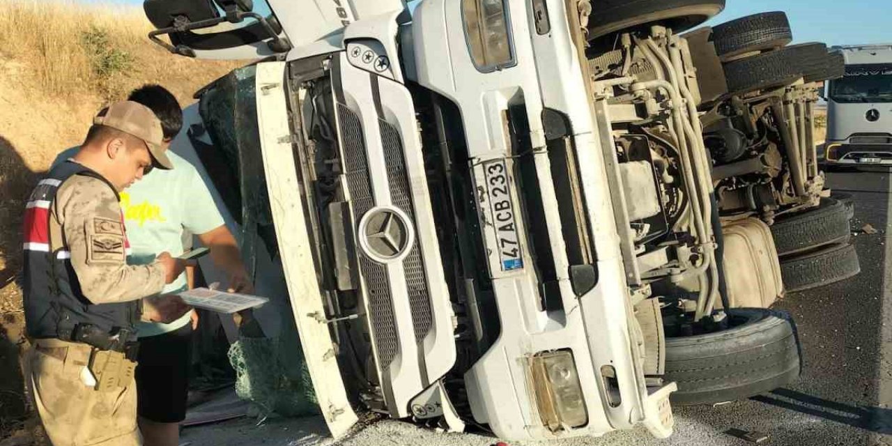 Diyarbakır'da Tır Devrildi: 1 Yaralı