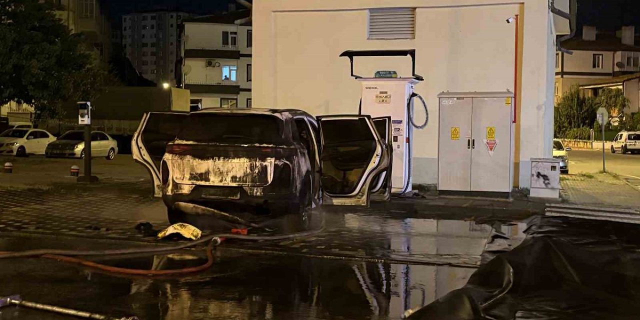 Kayseri’de Alev Alan Elektrikli Araç Bomba Gibi Patladı... O Anlar Kamerada