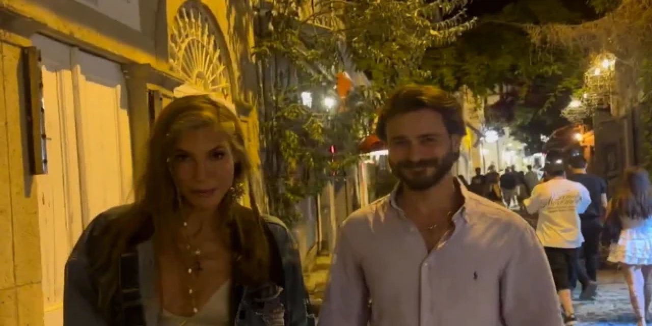 Çağla Şıkel 13 Yaş Küçük Sevgilisiyle İlk Kez El Ele Görüntülendi