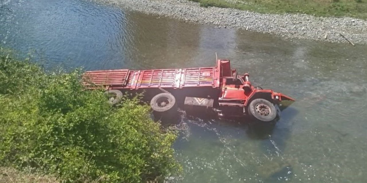 Kontrolden Çıkan Kamyon Dereye Yuvarlandı; 1 Yaralı