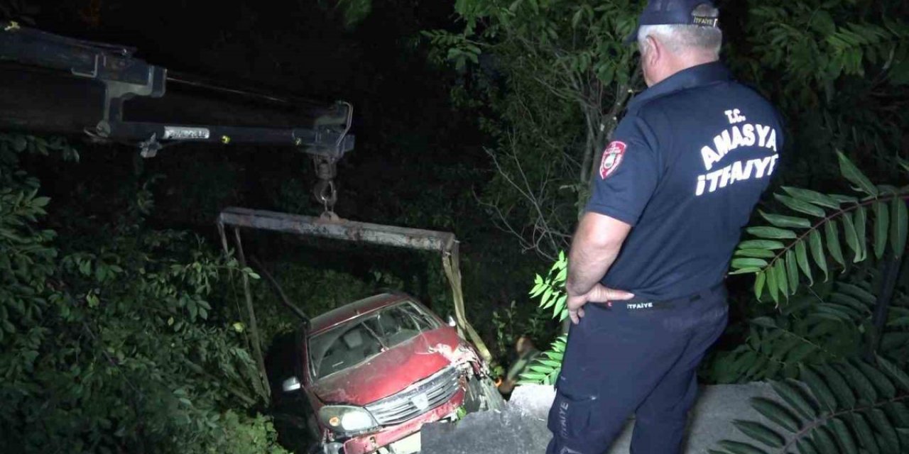 Amasya'da Otomobil Ağaçların Üstüne Uçtu