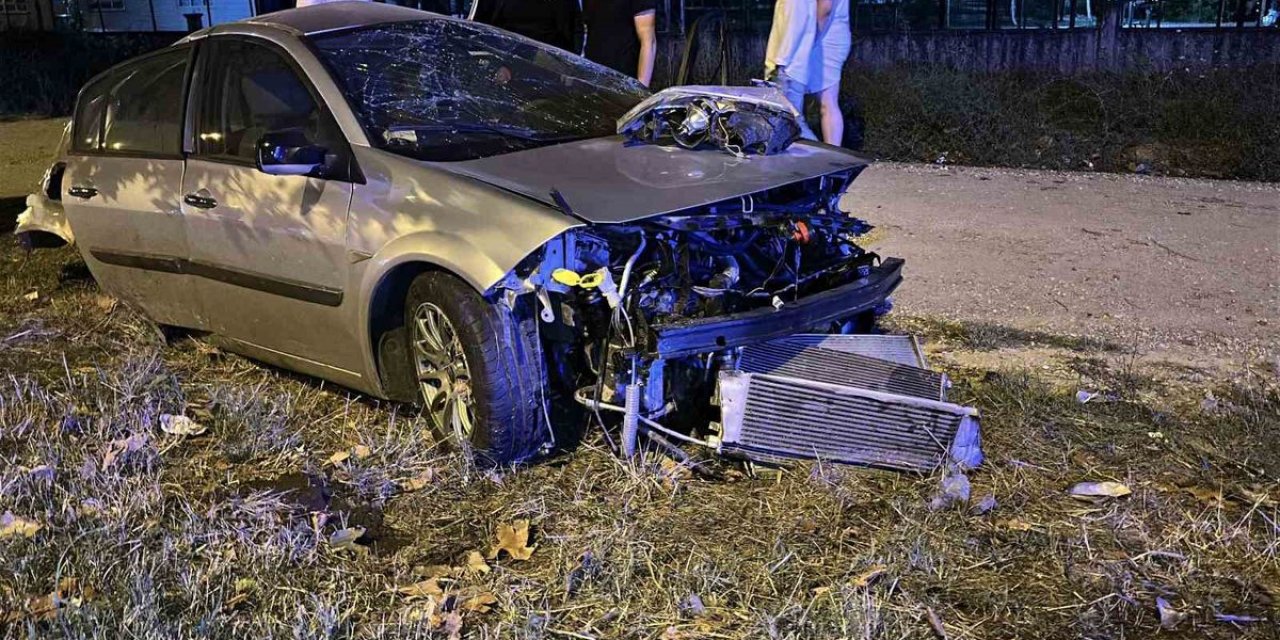 Kontrolden Çıkan Araç Ağaçla Çarpıp İkiye Bölündü