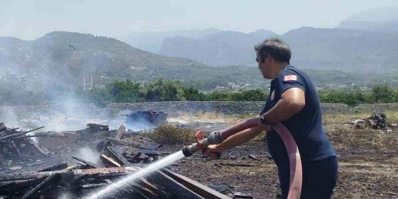 Hatay'da Ahşap Palet Deposunda Yangın