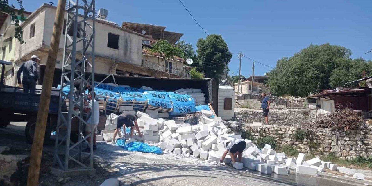 Yayladağı'nda Tır Devrildi: Sürücü Yaralandı