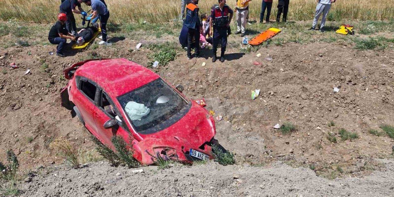 Bayburt'ta Otomobil Takla Attı