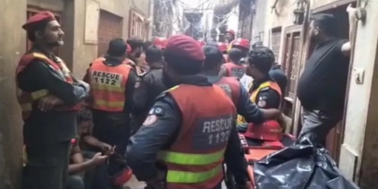 Pakistan'da 3 Katlı Bina Çöktü: 14 Ölü