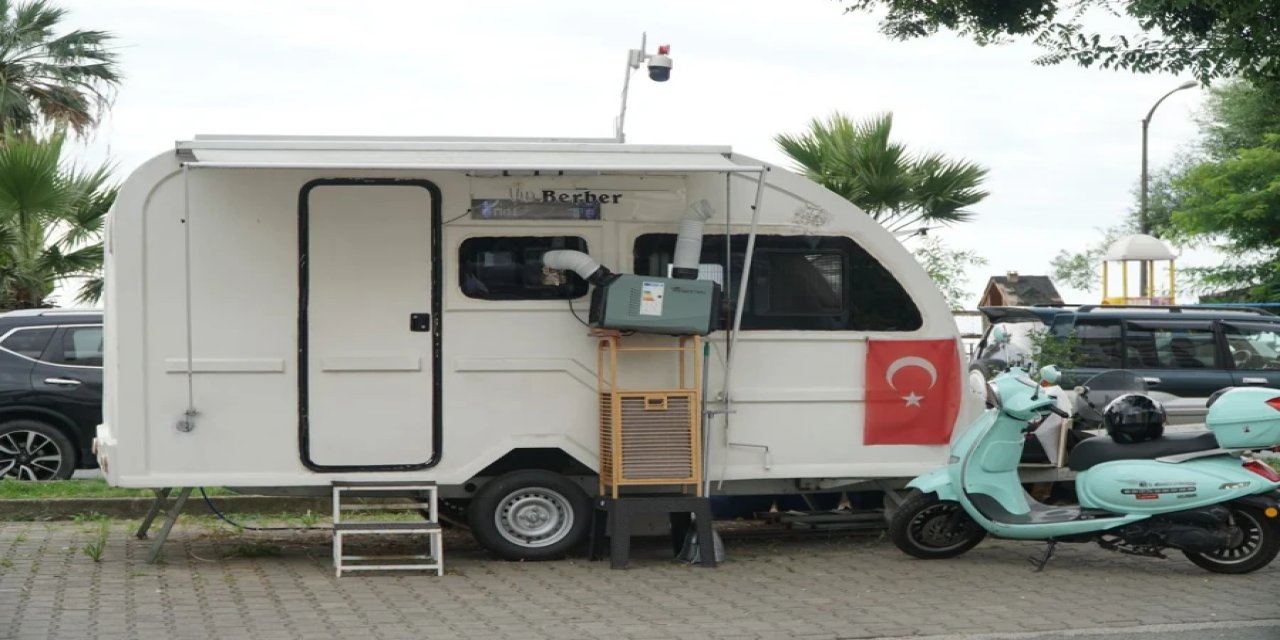 Sahilde Sıra Dışı Bir Deneyim! Berber Salonunu Karavanına Taşıdı