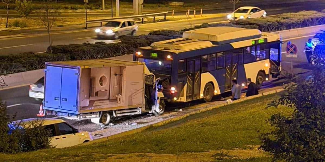 Keçiören'de Kamyonet EGO Otobüsüne Çarptı