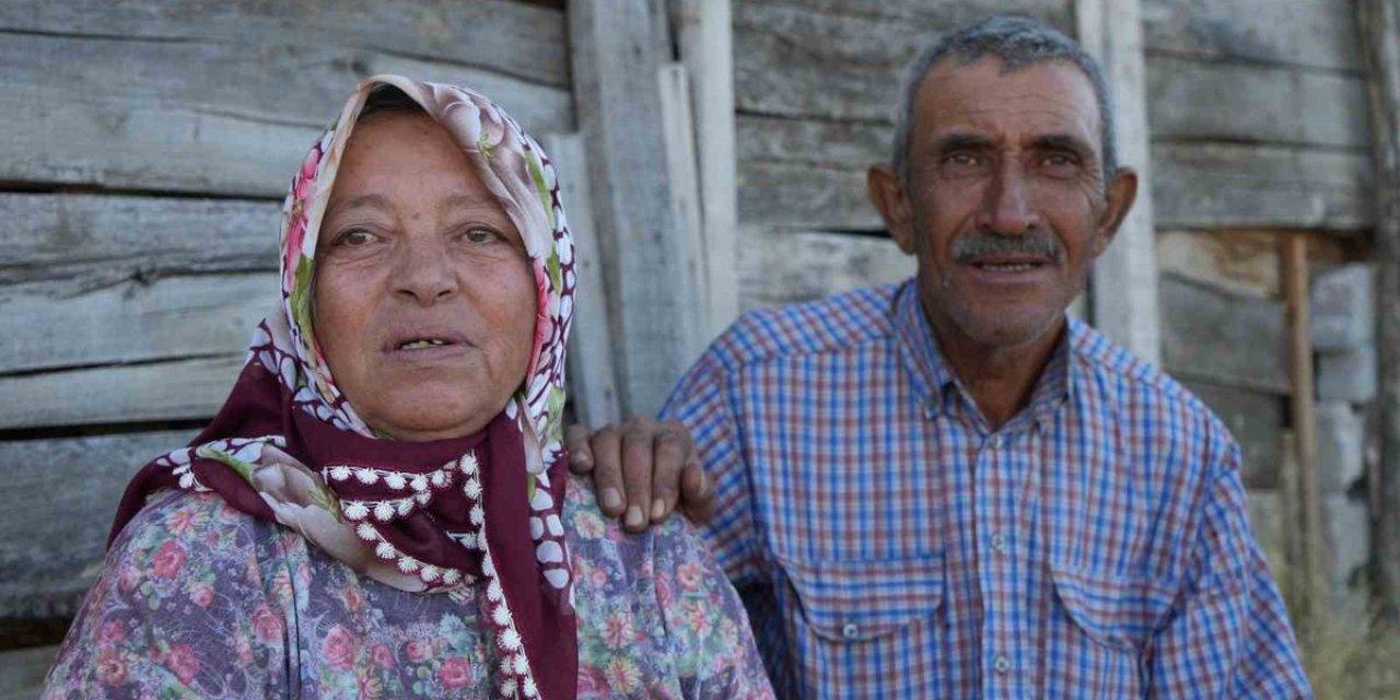 Evleri Yanan Kadın Gözyaşı Döken Eşini Teselli Etti: "Ağlama, Canımıza Bir Şey Olmadı"