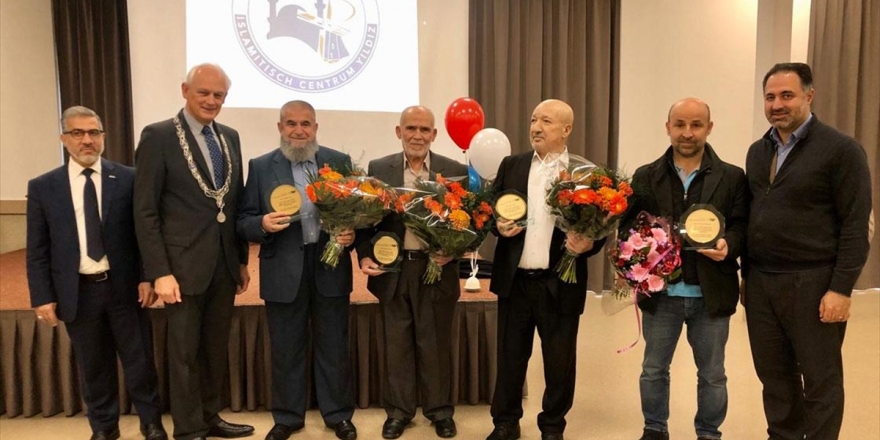 Hollanda'da 4 Türk'e Kraliyet Nişanı Verildi