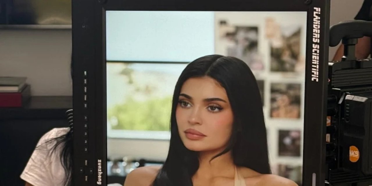 Kylie Jenner, Transparan Beyaz Elbisesiyle Poz Verdi