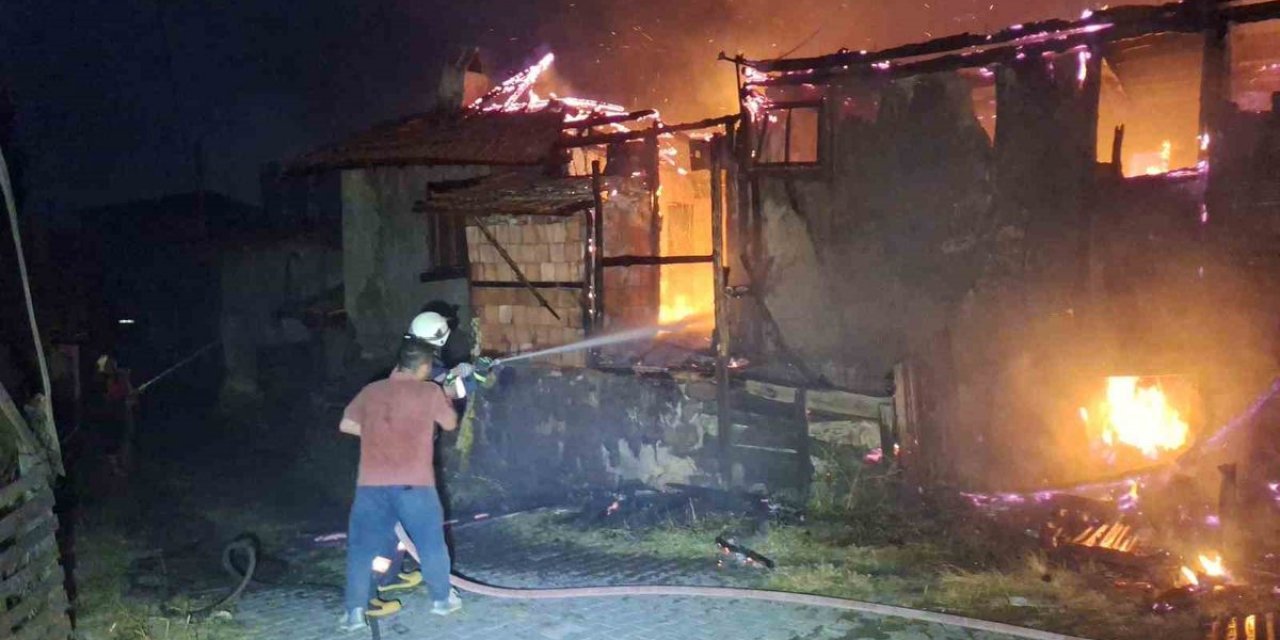 Çorum’da Alevlere Teslim Olan İki Ev Küle Döndü